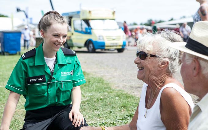 First Aider talking to a woman First Aider talking to a woman