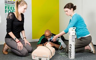 Course participants practicing how to administer oxygen Course participants practicing how to administer oxygen